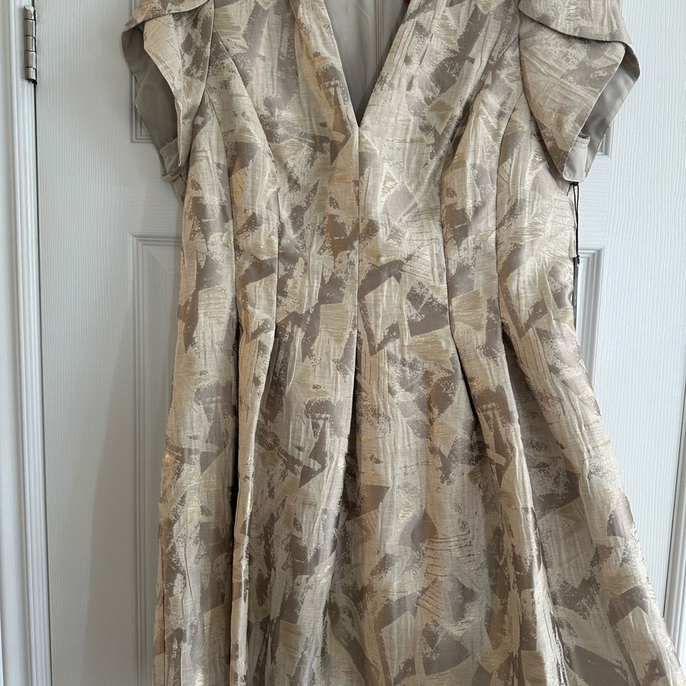 this beautiful Vince Camuto dress can be worn on any occasion.